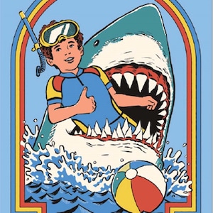 Puede incluir: Una ilustraci&oacute;n de dibujos animados de una persona con un traje de neopreno azul y un snorkel, con el pulgar hacia arriba, dentro de la boca abierta de un tibur&oacute;n. El tibur&oacute;n est&aacute; en el oc&eacute;ano con una pelota de playa. La imagen tiene un arco&iacute;ris sobre el tibur&oacute;n y el texto "STAY POSITIVE!" en la parte inferior.
