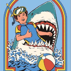 Puede incluir: Una ilustraci&oacute;n de dibujos animados de una persona con un traje de neopreno azul y un snorkel, con el pulgar hacia arriba, dentro de la boca abierta de un tibur&oacute;n. El tibur&oacute;n est&aacute; en el oc&eacute;ano con una pelota de playa. La imagen tiene un arco&iacute;ris sobre el tibur&oacute;n y el texto "STAY POSITIVE!" en la parte inferior.