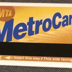Aimant de réfrigérateur réplique de carte de métro. Aimant de 2 x 3 po. avec finition brillante et construction en métal. Un cadeau pour lui ou pour elle.