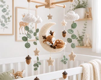 Móbile de crochê para bebê com cervo, móbile para berço com lua na floresta, decoração artesanal para quarto de bebê com tema de cervo, presente para chá de bebê, móbile neutro para quarto de bebê