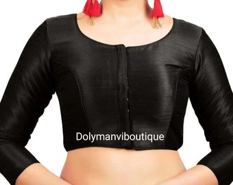 Könnte beinhalten: Eine einfarbige schwarze Bluse mit Dreiviertelärmeln, einem Rundhalsausschnitt und einem Hakenverschluss auf der Vorderseite. Das Kleidungsstück hat einen leichten Glanz und der Text Dolymanviboutique ist in Weiß unten mittig aufgedruckt.