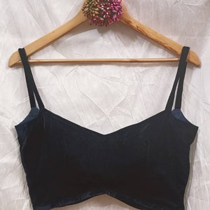 Handgemaakte designer fluwelen sari-blouse voor dames met dunne stroken, Indiase sari-blouse, sari-blouse, damesblouse, sari-blouse, crop top