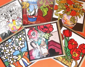 Puede incluir: Seis tarjetas de felicitación coloridas con diferentes arreglos florales en jarrones. Cada tarjeta tiene un diseño único con colores vivos y contornos negros.