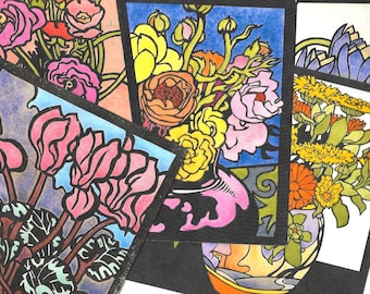 Puede incluir: Una colección de láminas rectangulares con ilustraciones florales vibrantes y contornos negros marcados. Las imágenes muestran diversas flores en jarrones, incluyendo ciclámenes rosas, flores amarillas y naranjas, y pétalos morados con estilo vitral.