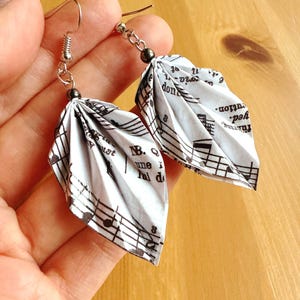 Spartiti musicali: orecchini pendenti origami a forma di foglia per amanti della musica, insegnanti, insegnanti di pianoforte