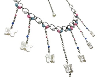 Colar delicado com pingente de borboleta – Gargantilha de corrente pastel Y2K – Joia fofa de Fairycore rosa e azul – Presente feito à mão para ela