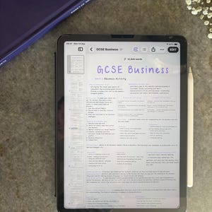 Könnte beinhalten: Ein Tablet zeigt ein digitales Dokument mit dem Titel GCSE Business, Unit 1: Business Activity, mit detaillierten Notizen zu Unternehmensstrukturen, Partnerschaften und Kapitalgesellschaften. Ein weißer Eingabestift ist am Tablet befestigt.