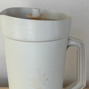 Vintage Tupperware 2 Quart Beige Pitcher #800 With Gold Servalier Lid