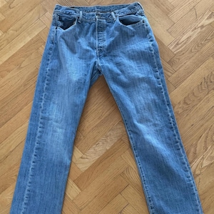 Vintage Distressed Men&#39;s Levi&#39;s 501s Jeans in Size 34 by 34