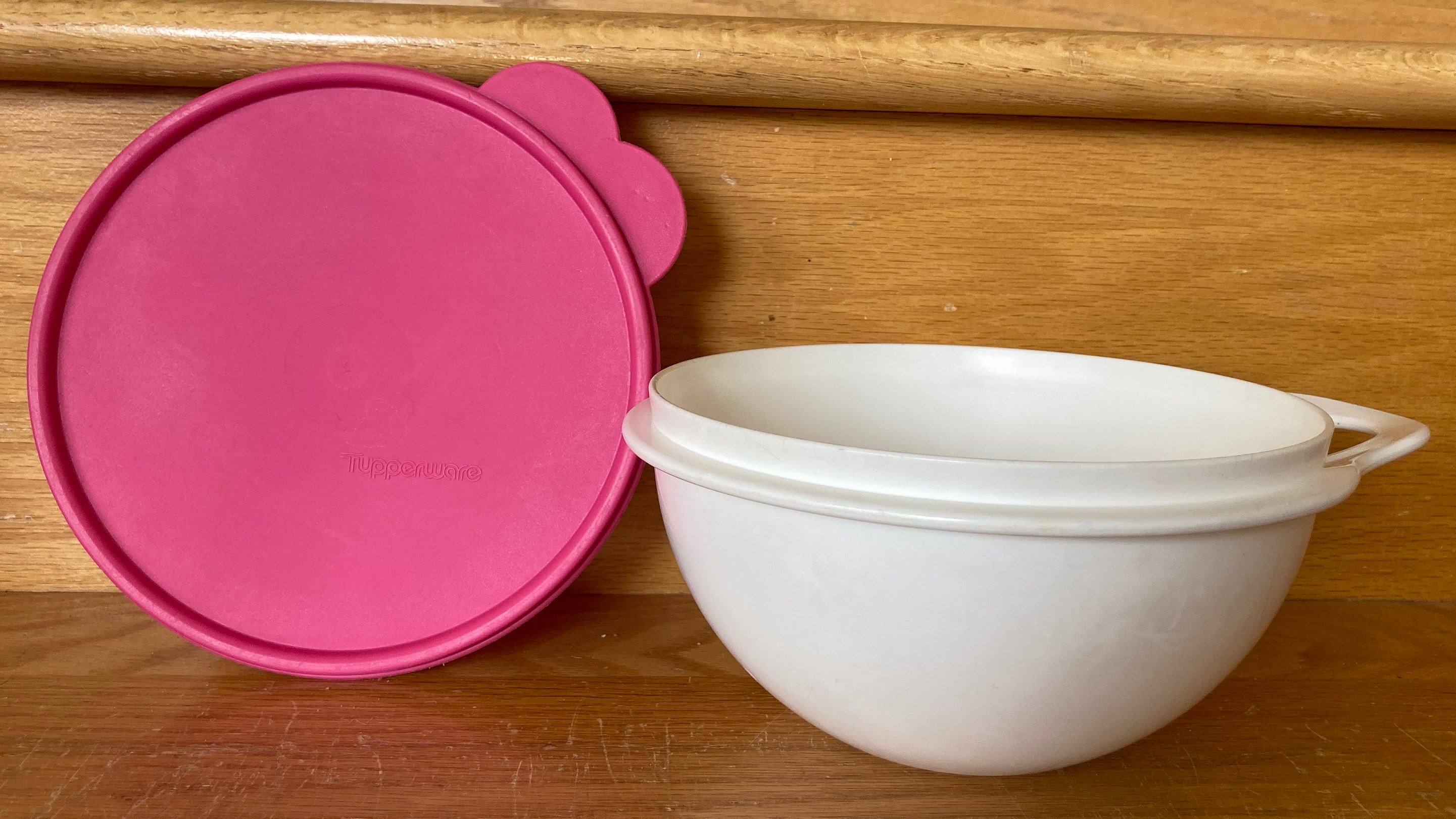 TUPPERWARE 19-C THATS A BOWL MEDIUM CONFIDENT PINK WHITE TABBED