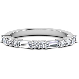Ehering mit Baguetteschliff Labradorit, 14K Weißgold, Halbe Eternity Band, minimalistische Band, Geschenk für sie
