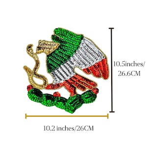 Puede incluir: Un gran parche termoadhesivo colorido y con lentejuelas que representa el escudo de armas mexicano. El águila está posada sobre un cactus con una serpiente en su pico. Las plumas del águila son verdes, blancas y rojas, representando los colores de la bandera mexicana. El parche mide 26 cm por 26,6 cm.