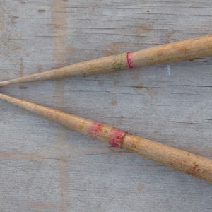 Lot de 2 broches anciennes en bois sculptées à la main pour tisser du fil de laine - vintage - Lot de 2 broches primitives bulgares