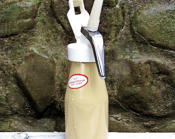 Siphon en métal vintage. Bouteille de soda siphon de collection. Siphon à cocktail vintage, machine à boissons, articles de bar.