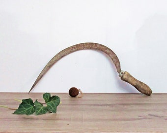 Hoz de mano antigua, decoración rústica de granja, herramienta primitiva