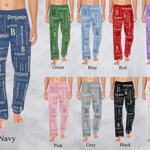 Puede incluir: Un conjunto de diez pares de pijamas en varios colores, cada uno con un patr&oacute;n del nombre "Benjamin" repetido en diferentes tama&ntilde;os y orientaciones. Los colores incluyen azul marino, verde, azul, rojo, morado, rosa, gris, negro y blanco.