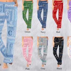 Puede incluir: Diez pares de pantalones de pijama para mujer en varios colores, cada uno con un patr&oacute;n del nombre "Charlotte" repetido en un color diferente. Los colores son azul, verde, azul marino, rojo, morado, rosa, gris, negro y blanco.