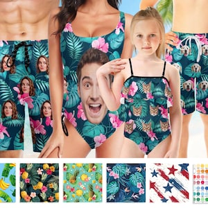 Peut inclure: Une collection de maillots de bain avec des photos personnalis&eacute;es de visages sur un fond bleu sarcelle fonc&eacute;, agr&eacute;ment&eacute; d'hibiscus roses et de feuilles tropicales vertes. L'ensemble comprend des shorts, un maillot une pi&egrave;ce et un bikini &agrave; volants.