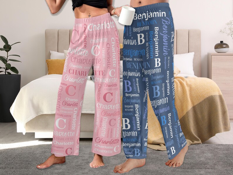 Puede incluir: Dos pares de pantalones de pijama con nombres impresos en ellos. Los pantalones de la izquierda son rosas con el nombre "Charlotte" impreso en blanco. Los pantalones de la derecha son azules con el nombre "Benjamin" impreso en blanco.