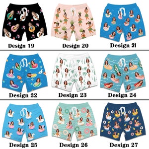 Puede incluir: Nueve dise&ntilde;os diferentes para ba&ntilde;adores de hombre. Cada dise&ntilde;o presenta un patr&oacute;n diferente con una imagen repetida de una mujer en traje de ba&ntilde;o. Los dise&ntilde;os incluyen un fondo negro con estrellas, un fondo rosa con palmeras, un fondo azul con olas, un fondo blanco con palmeras, un fondo azul con una sand&iacute;a, un fondo azul claro con donuts y un fondo azul oscuro con cisnes.