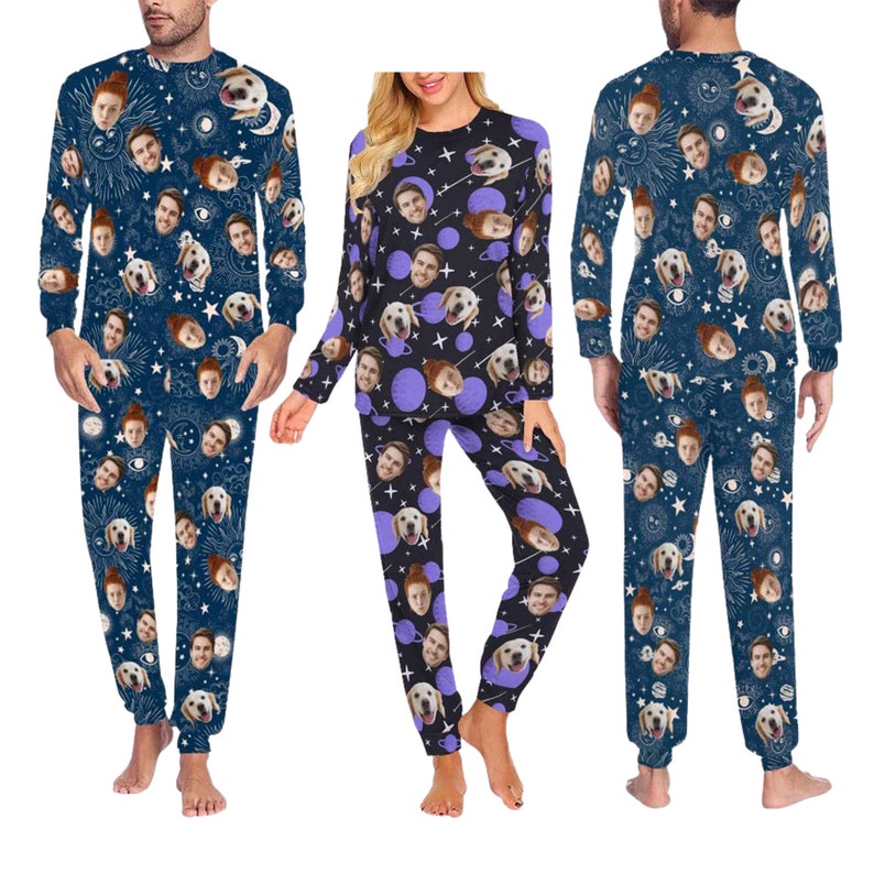 Op de afbeelding: Een set van drie pyjama's met een blauwe, paarse en zwarte achtergrond met een herhalend patroon van sterren, manen en gezichten. De gezichten zijn van mensen en honden.