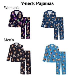 Op de afbeelding: Een pyjamaset met een V-hals top en lange broek. De pyjama heeft een galaxy print met sterren, planeten en gezichten. De pyjama is verkrijgbaar in twee kleuren: blauw en zwart.