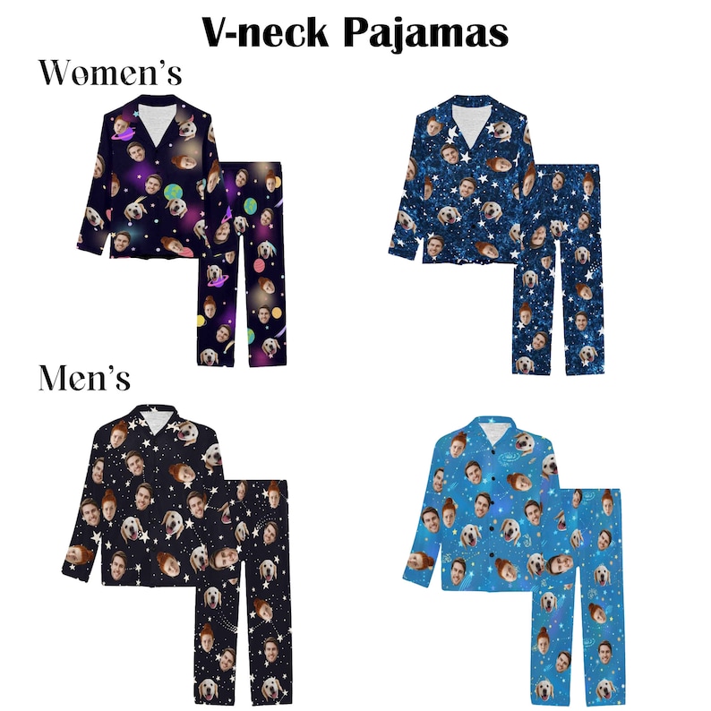 Op de afbeelding: Een pyjamaset met een V-hals top en lange broek. De pyjama heeft een galaxy print met sterren, planeten en gezichten. De pyjama is verkrijgbaar in twee kleuren: blauw en zwart.