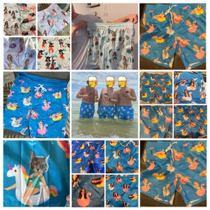 Puede incluir: Un collage de im&aacute;genes que presentan varios ba&ntilde;adores con diferentes patrones. Algunos de los patrones incluyen caras de personas en balsas inflables, flores tropicales y personajes de dibujos animados. Los ba&ntilde;adores son todos azules y tienen una cintura con cord&oacute;n.