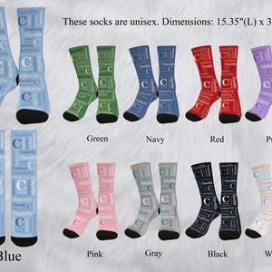 Puede incluir: Diez pares de calcetines en diferentes colores, incluyendo azul, verde, rosa, gris, negro, blanco, rojo y morado. Cada calcet&iacute;n presenta un patr&oacute;n repetido de la letra "C" y la palabra "Charlotte". Los calcetines son unisex y miden 39 cm de largo por 9 cm de ancho.