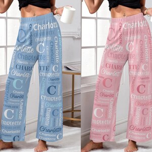 Puede incluir: Dos pares de pantalones de pijama de pierna ancha con un patr&oacute;n repetido del nombre "Charlotte" en blanco y azul en un par y en blanco y rosa en el otro.