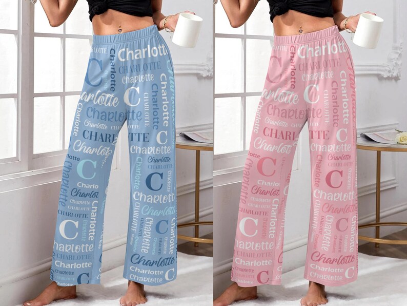 Puede incluir: Dos pares de pantalones de pijama de pierna ancha con un patr&oacute;n repetido del nombre "Charlotte" en blanco y azul en un par y en blanco y rosa en el otro.