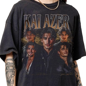 Może przedstawiać: Ciemnoszara koszulka z napisem "KAI AZER" w złotych literach. Przedstawia kolaż pięciu zdjęć mężczyzny, w stylu vintage z wzorem błyskawicy.