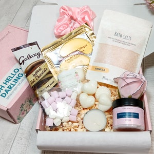 Pamper Gift Set, Care Package, Mother's Day Pamper Hamper Gift - Vanilla Hug Gift for Her Set with Scrunchie