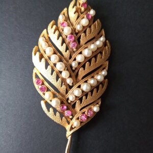 Leaf brooch with pink crystal & faux pearl detail