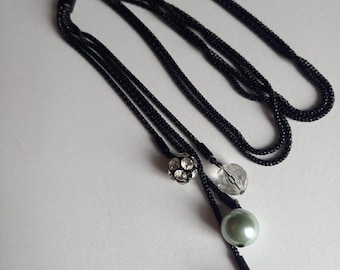Lange en mooie ketting met meerdere strengen in zwart en zilver