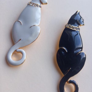 Meowvellous pair of vintage enamel cat brooches image 4