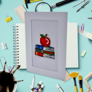Tarjeta de punto de cruz escolar Apple & Books