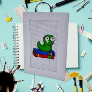 Biglietto punto croce per la scuola Caterpillar & Books