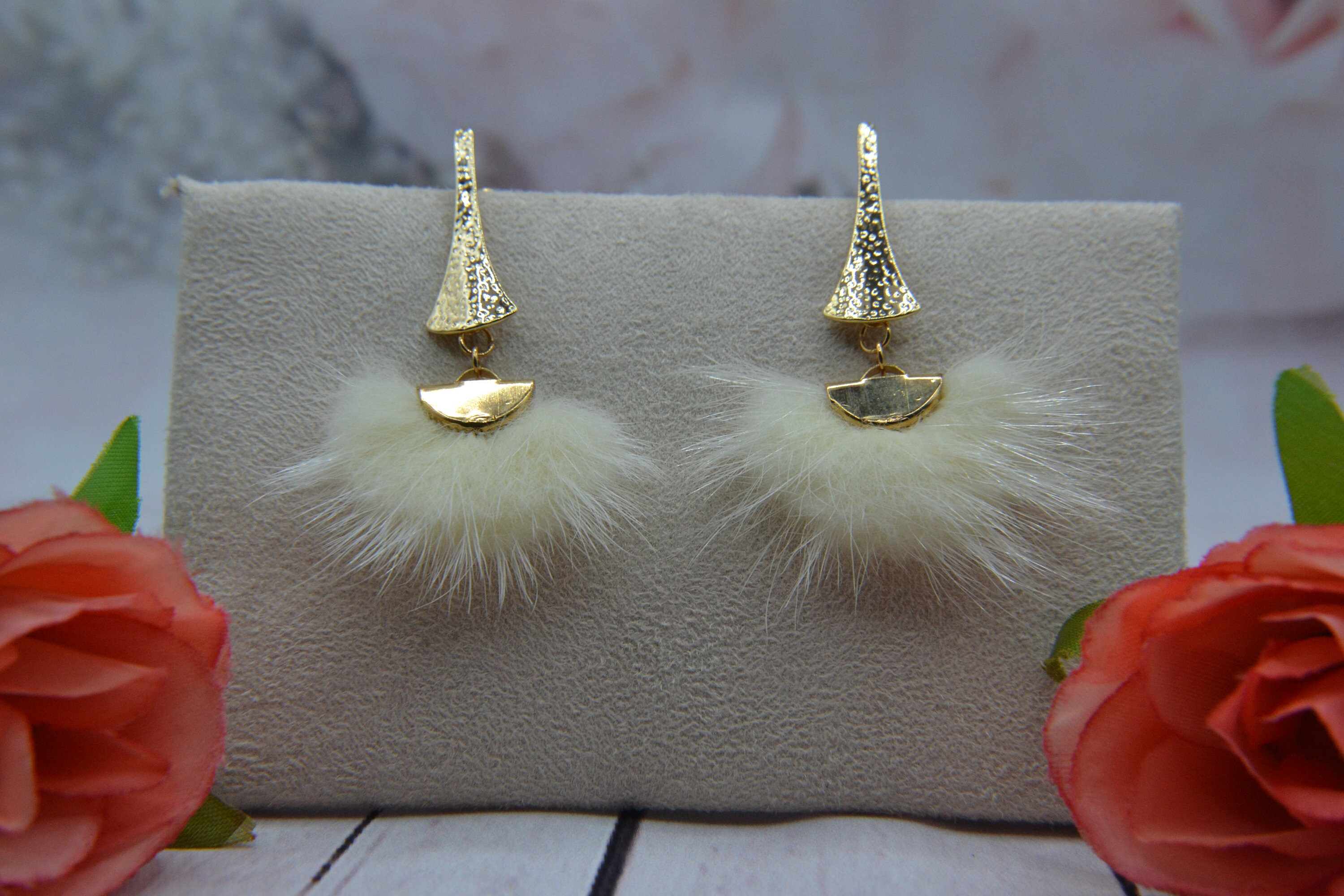 Boucles D'oreilles Pendantes Fantaisie - Boules/pompoms Beiges, Fermoir Clous, Tendance Mode Soirée
