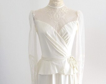 Vestido de novia de tul con encaje de los años 50: cintura con volantes y manga larga