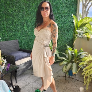 BCBG MaxAzria Beige Ruched Sweatheart Bow Cocktail Dress