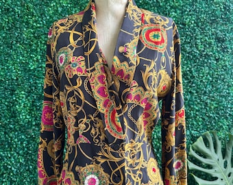 Camicetta vintage anni '90 di Dana Buchman in seta: scollo a cascata con stampa di gioielli barocchi.