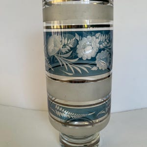 Jarrón checo bohemio con cristal tallado y borde plateado transparente