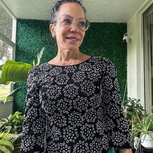 Papell Floral Sequined Black and White Beaded Cropped Top Blouse Cocktail Wedding Nye