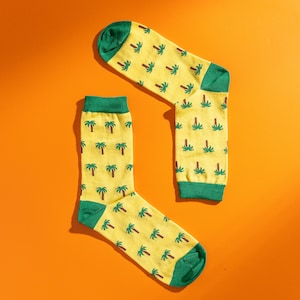 Men Palm Tree Pattern Socks | Tropical Yellow & Green | Fun Novelty Gift | Cotton Socks | UK Men&#39;s 6.5-11 | 1 Pair | Cute Socks | Gift Idea