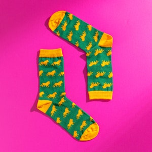 Men&#39;s Luxury Lion Pattern Socks | Fun Green & Yellow Design | Premium Egyptian Cotton Gift for Him | UK 6.5-11 | Birthday Gift | Colourful