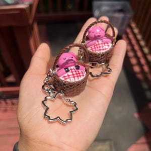 Charms de cerdo en una canasta / Llavero de 2 pulgadas / Lindo / Animal / Caricatura / Único / Bonito