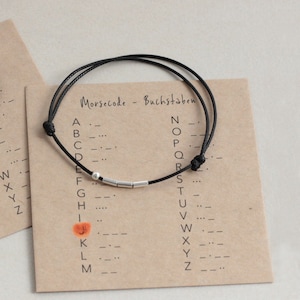 Ein Morsecode Armband mit einem Buchstaben
