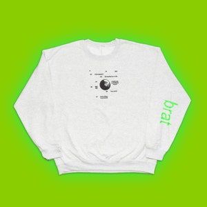 Sweat-shirt brodé Brat Tracklist (avec broderie dans le dos + autocollant sur le bras)