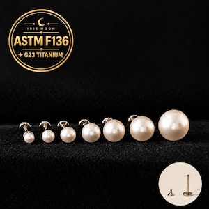 以下が含まれることがあります： ASTM F136 G23チタンポストを使用した、7つの段階的なサイズのパールスタッドピアスセット。パールは左から右に向かって大きくなっています。インセットには、フラットバックのラブレットスタッド、ネジ付きポスト、パールトップが分解された状態で示されています。
